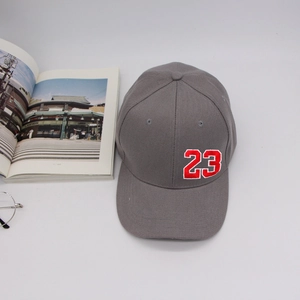 Casquette de baseball grise en coton avec broderie numéro 23 sur fond gris