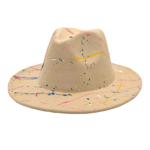 Détail de face d'un chapeau fedora en laine beige avec motifs de taches de peinture vive
