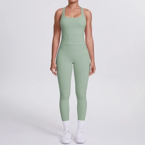 Vue de face d'un ensemble de yoga vert sauge avec haut à dos nageur et legging de sport gainant