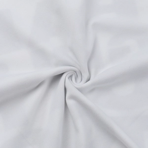 Makroaufnahme der weichen weißen Strickstoffstruktur und dichten Faserwebung des T-Shirts