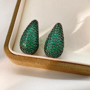 Vue détaillée de boucles d'oreilles vintage en forme de goutte avec zircons verts pavés
