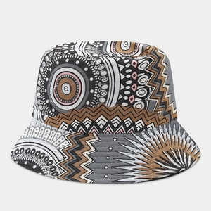 Dettaglio del motivo floreale bohémien e della trama in tela del cappello da sole
