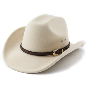 Détail du chapeau de cowboy crème avec œillets respirants et boucle en cuir tressé