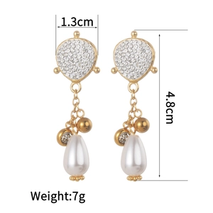 Detailansicht der Strass-Perlenohrringe mit Maßen von 4,8 cm Länge und 1,3 cm Breite