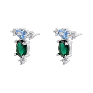Dettaglio macro di borchie in argento con pietre ovali blu e verdi e design floreale
