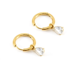 Vue détaillée de boucles d'oreilles dorées avec zircons clairs en forme de goutte d'eau