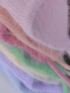 Makroaufnahme bunter Angora-Kaninchenfell-Strickmützen mit weicher Plüschtextur
