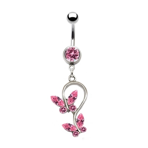 Piercing ombelico in argento con pendente a farfalla e cristalli rosa su sfondo bianco