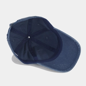 Classic washed navy blue baseball cap with cotton 6-panel structure and metal buckle