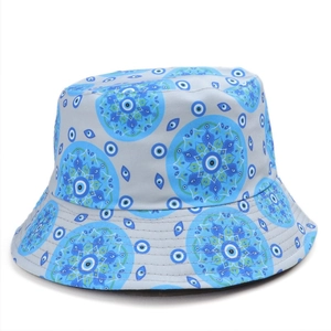 Dettaglio del cappello alla pescatora con motivi evil eye e stampe mandala blu