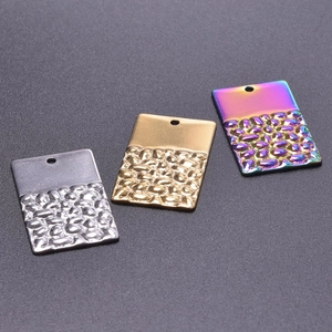 Détail de pendentifs rectangulaires en acier inoxydable plaqué 18k avec texture martelée DIY