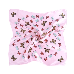 Rosa Satin-Viereck-Seidenschal mit bunten Schmetterlingsmustern auf weißem Hintergrund