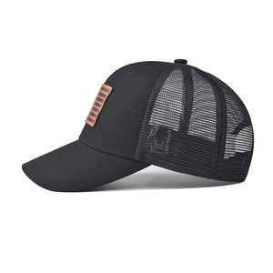 Cappellino trucker nero con patch bandiera USA e rete posteriore traspirante