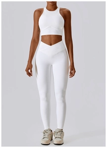 Vue de face du soutien-gorge de sport dos nu blanc et du legging taille en V sur modèle