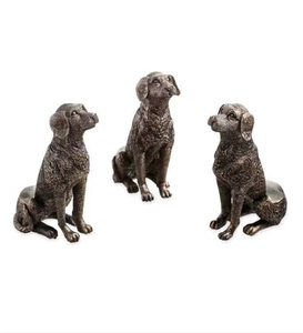 Tre piedini per vasi a forma di cane in resina bronzo con dettagliate texture antiche