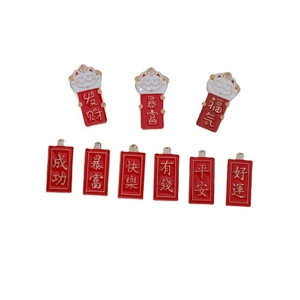 Pendentifs chat Maneki Neko en émail rouge avec vœux de prospérité chinois sur fond blanc