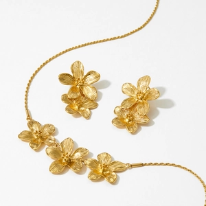 Elegantes Set aus goldener Blumenhalskette und Ohrringen aus Edelstahl für Frauen