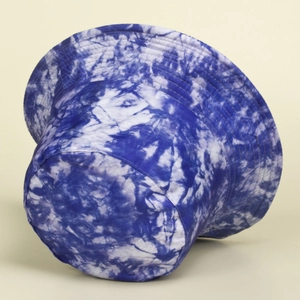 Détail d'un chapeau bob tie-dye montrant les coutures et le motif de spirale bleue