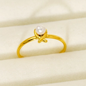Anello minimalista in acciaio al titanio dorato con perla bianca in scatola regalo di velluto