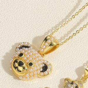 Détail du collier pendentif ours plaqué or 14K avec incrustation de perles et de zircons