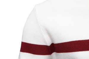 Nahaufnahme der feinen Stricktextur und Streifennähte am Herren-Half-Zip-Strickpullover