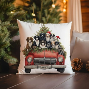 Détail de la housse de coussin de Noël avec camion rouge vintage et chiens mignons