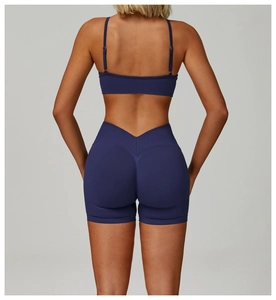 Détail du short de yoga sans couture bleu marine à taille haute en V et effet galbant