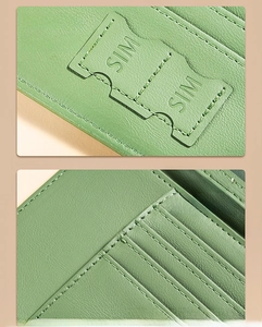 Dettaglio del porta passaporto in pelle verde con cuciture precise e slot per schede SIM
