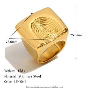 Minimalistischer quadratischer Ring aus 18K vergoldetem Edelstahl mit Struktur
