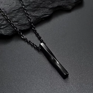 Collana minimalista da uomo con pendente a barra ritorta nera in acciaio inossidabile