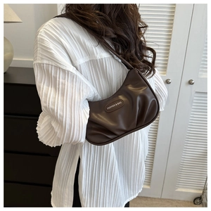 Détail du sac baguette plissé marron foncé en cuir PU avec logo Fashion & Bag chic