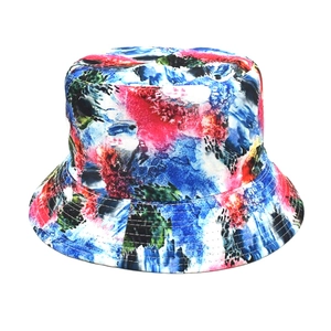 Détail du chapeau bob coloré avec imprimé abstrait tie-dye et coutures soignées