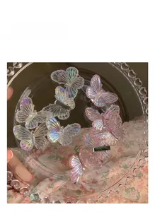 Gros plan sur des pinces à cheveux papillon irrisées avec des ailes en résine brillante