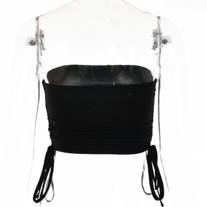 Détail d'un haut bustier noir côtelé avec cordons de serrage latéraux et effet froncé