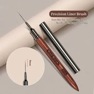 Dettaglio pennello professionale 8mm per nail art con manico in sandalo e cappuccio