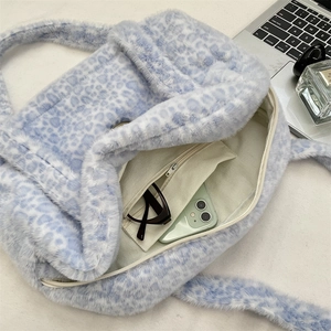 Vue intérieure du sac cabas peluche léopard avec doublure toile et poche zippée