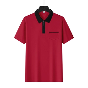 Detailansicht eines tiefroten Poloshirts mit schwarzem Kontrastkragen und Reißverschluss