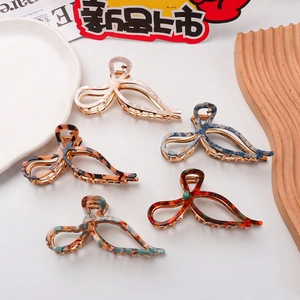 Pinces à cheveux colorées en acétate avec motifs marbrés et base métallique dorée