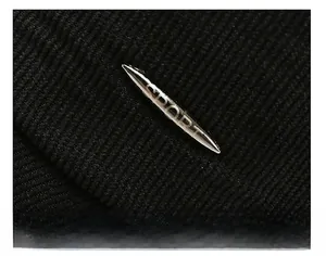 Macro d'une casquette de baseball en velours côtelé noir avec plaque logo SPORT