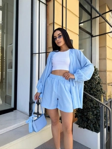 Ensemble 3 pièces femme bleu clair en lin avec chemise ample, short taille haute et débardeur