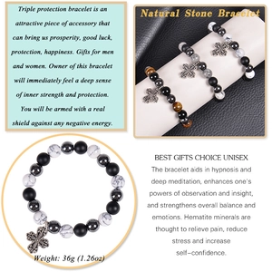 Détail du bracelet en œil de tigre 10mm avec pendentif croix pesant 36g