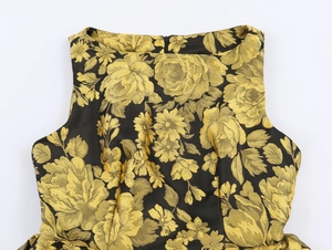 Detalle de la elegante tela floral de jacquard dorado y la cintura en el vestido sin mangas