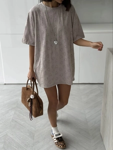 Gros plan du t-shirt gris surdimensionné avec motif cœur et texture en coton doux