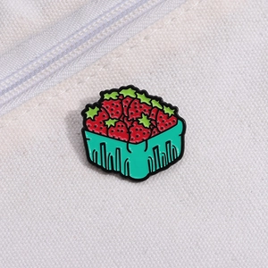 Broche panier de fraises en émail rouge et cyan avec placage métallique durable