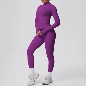 Dettaglio del set yoga viola con giacca a collo alto e pantaloni sportivi a vita alta
