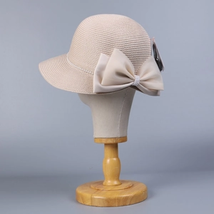 Chapeau de soleil élégant en paille beige avec grand nœud et détails perlés