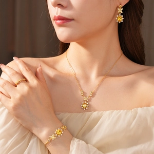 Details des Vintage-Zirkon-Blumenschmucksets inklusive Halskette und Ohrringen