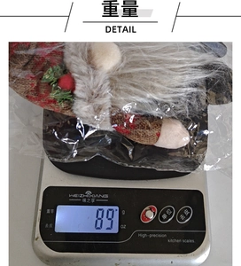 Weight measurement detail of 89g for the knitted Christmas snowflake gnome decoration