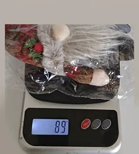 Dettaglio della misurazione del peso di 89g per lo gnomo natalizio in maglia decorativo