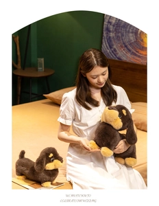 Détail de peluches de teckel marron et beige avec une texture douce en fausse fourrure